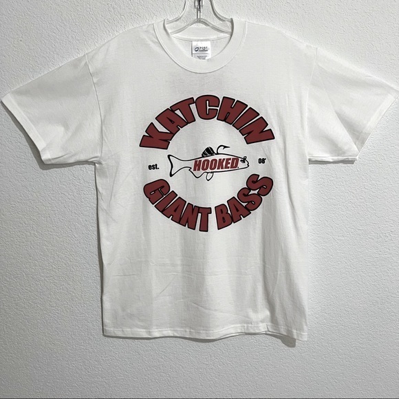 Katchin Giant Bass Hooked White & Red Graphic Short Sleeve T Shirt Unisex L - Picture 1 of 13